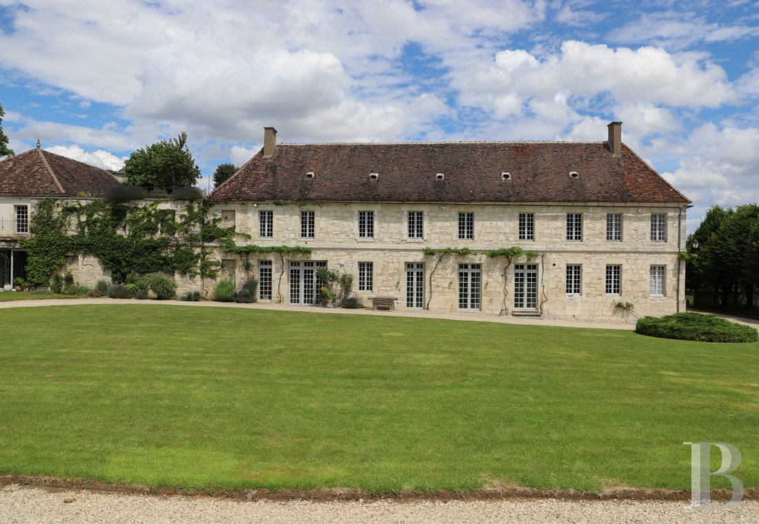 En Bourgogne, non loin de Vézelay, un château en bord de falaise surplombant l’Yonne - photo  n°2